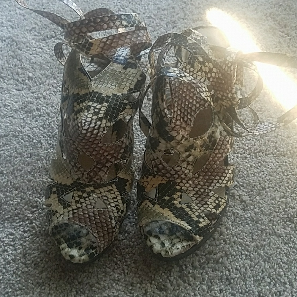 shoes - Picture 2 of 3
